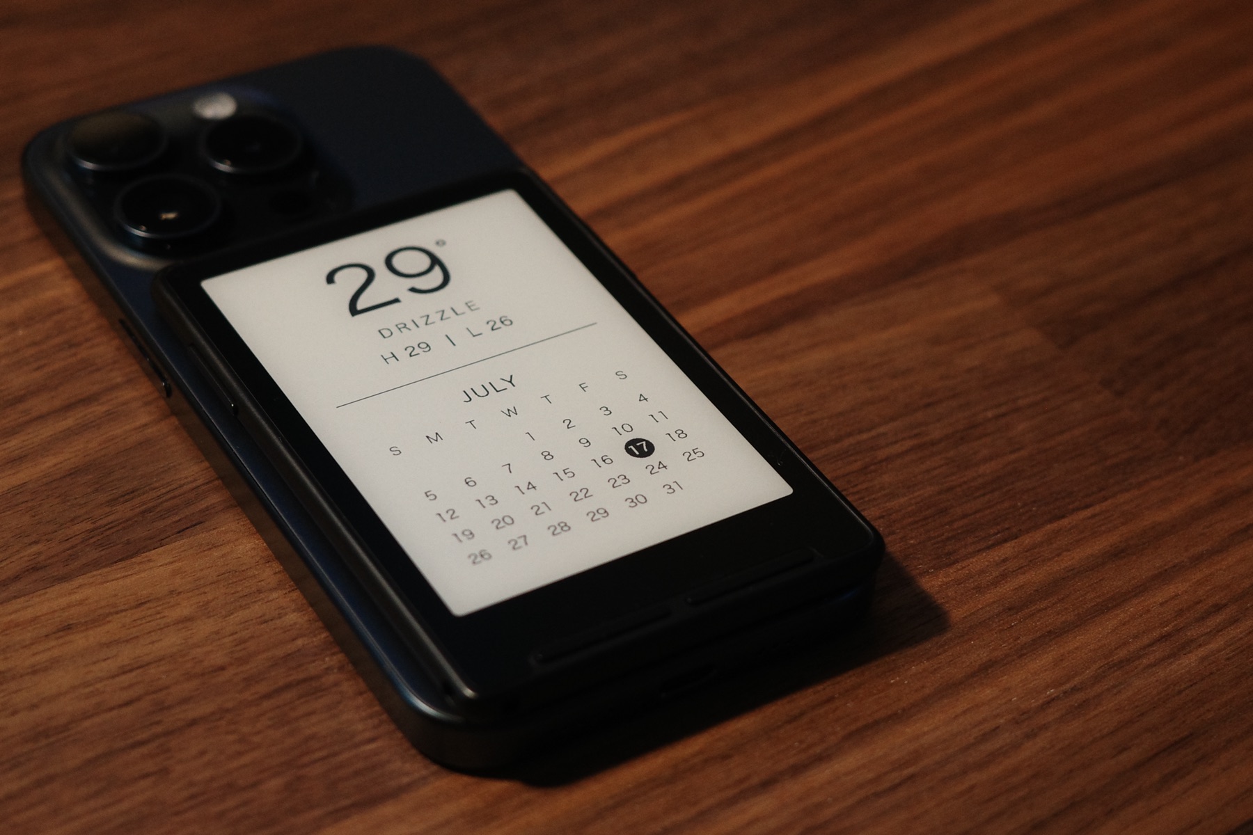 スマホ背面にMagSafeで装着したXTEINK X3